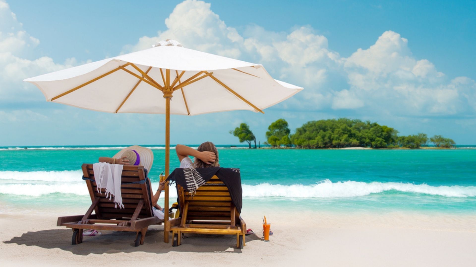 Тур на двоих июль. Бали пляж. Пляж на Бали с шезлонга. Лежаки на Бали. Пара на Бали.